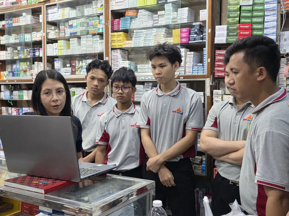 Field team engaging a pharmacy on the ground